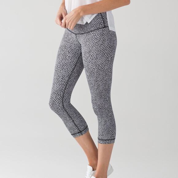 LULULEMON Wunder Under Crop Leggings Scatter Star Arctic Grey Black 8 - Picture 2 of 9
